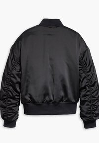 Fekete bombázó dzseki fényes, sima textúrával, bordázott mandzsettákkal és gallérral, laza szabással és összehúzott ujjakkal.