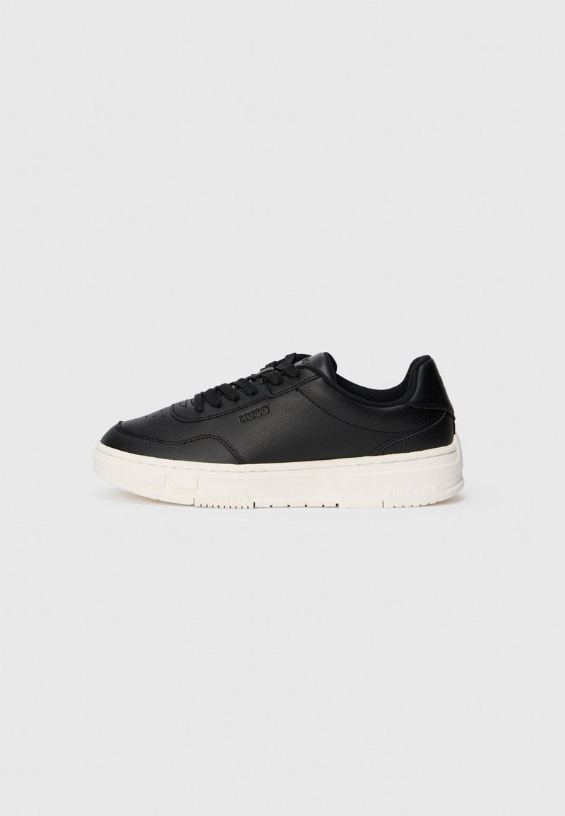 Must ülesse must nahk tennis, millel on sile tekstuur, off-white kummist talla, ümar varvas ja paeltega lukustus. Peen logo detail küljel.