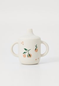 Teiera in ceramica con corpo rotondo, esterno bianco, motivo di frutta verde e pesca, due manici e un beccuccio corto e conico.