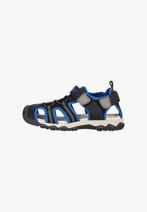 Sort og blå sandal lavet af syntetiske materialer med justerbare remme, letvægtsdesign, tekstureret sål og holdbare gummi detaljer.