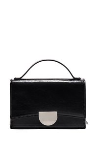 Borsa a mano in pelle nera con una texture liscia, caratterizzata da una forma strutturata, manico superiore e un accento in metallo curvo di tonalità argento sul davanti.