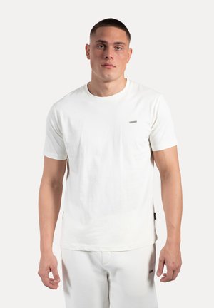 Weißes Baumwoll-T-Shirt mit kurzen Ärmeln, rundem Halsausschnitt und einem kleinen Logo auf der Brust. Glatte Textur, taillierte Passform.