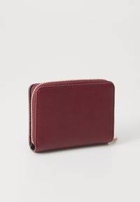 Bordeauxfarbige Lederbrieftasche mit glatter Oberfläche, rechteckiger Form, goldener Reißverschluss und kontrastierender Innenfarbe. Kompaktes und minimalistisches Design.