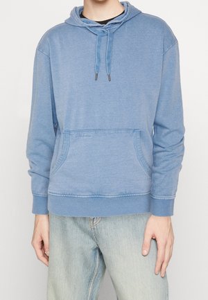 Sudadera con capucha de tela azul claro, cuenta con un bolsillo tipo canguro, puños y dobladillo acanalados, y cuerdas ajustables en la capucha.