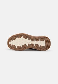 Trailrunning-schoen zool met een gemarmerde bruine rubberen outsole, witte tussenzool en een geltextuur voor grip op verschillende oppervlakken.