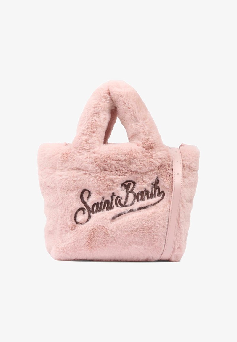 Borsa in pelliccia sintetica di colore rosa chiaro con una morbida texture, dotata di doppio manico e una tracolla regolabile rosa. "Saint Barth" è ricamato in marrone scuro.
