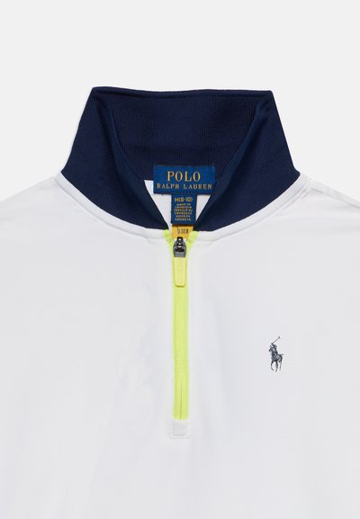 Λευκό πουκάμισο Polo Ralph Lauren με ναυτικό γιακά, φερμουάρ σε νέον κίτρινο χρώμα και μικρό κεντητό λογότυπο παίκτη πολο σε ναυτικό χρώμα στο στήθος.