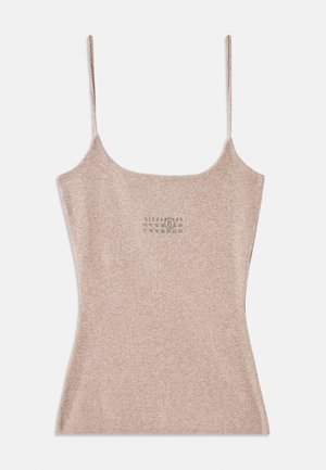 Top sin mangas beige acanalado con tirantes delgados ajustables. Presenta un escote cuadrado y un pequeño detalle impreso cerca del centro.