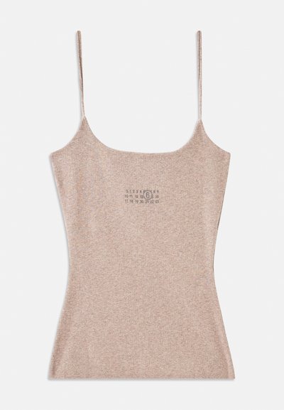 Ribbet, beige tanktop med tynne justerbare stropper. Har firkantet utringning og en liten trykt detalj nær midten.