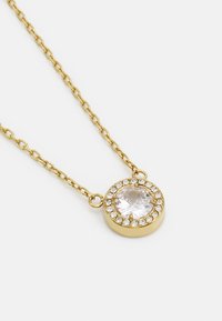 Gouden ketting met een ronde, heldere hanger omringd door kleinere heldere stenen, die het licht weerkaatsen met een gladde, gepolijste afwerking.