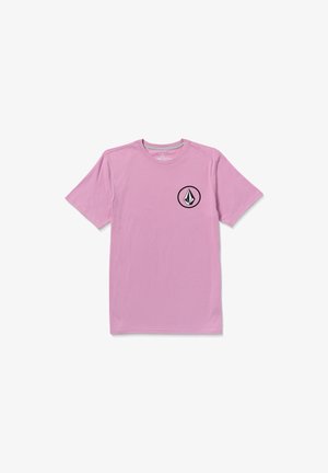 Różowa bawełniana koszulka z krótkim rękawem, z czarnym okrągłym logo po lewej stronie na klatce piersiowej oraz paskowaną wewnętrzną krawędzią dekoltu.