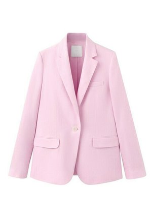 Blazer rosa claro de un solo botón con solapas con muesca, dos bolsillos delanteros con solapa y un bolsillo en el pecho, exhibido sobre un fondo blanco.