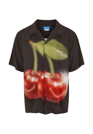 Kortærmet skjorte med knapper i mørkt stof, prydet med et rødt kirsebærgrafik og grønne blade, med en glat tekstur og subtile glans.