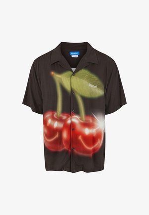 Kortærmet skjorte med knapper i mørkt stof, prydet med et rødt kirsebærgrafik og grønne blade, med en glat tekstur og subtile glans.