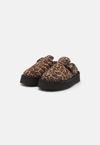 Zoccoli con stampa leopardata, foderati in morbido pelo, suola in gomma nera e dettaglio con fibbia; forma arrotondata con superficie in tessuto testurizzato.