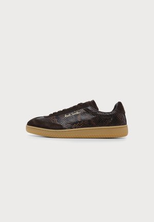 Niskie sneakersy z ciemnobrązowym teksturowanym wzorem skóry węża, akcentami z zamszu, gumową podeszwą i złotym logo "Paul Smith" po boku.