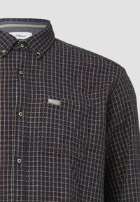 Donkerblauw geblokt shirt met rode en witte accenten, button-down kraag, patch pocket en knopenlijst. Gemaakt van gestructureerde stof.