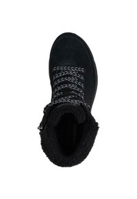 Bota de ante negra hasta el tobillo con cordones grises con estampado, forro suave y texturizado, y puntera redondeada. Incluye un detalle cerca de la apertura del tobillo.