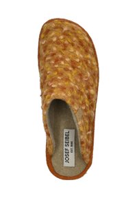 Wollen slippers in oranje en gele tinten, met een gestructureerd oppervlak en een bruine accent op de zool. Gelabeld "Josef Seibel, Est. 1866".