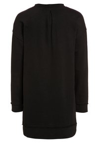 Musta college-mekko, jossa on pyöreä pääntie, pitkät hihat ja takana laskospitsi. Valmistettu pehmeästä, paksusta kankaasta, jossa on ribbiresorit.