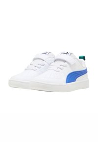 Zapatillas blancas con detalles en azul y un lazo verde en el talón. Fabricadas con material sintético, cuentan con un collar acolchado y una correa de velcro.