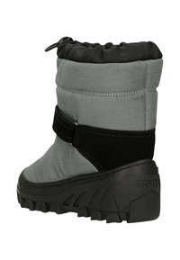 Grijze geïsoleerde laars met een getextureerde stoffen bovenkant, zwarte suède band, gevoerde kraag en een duurzame zwarte rubberen zool met een robuust profiel.