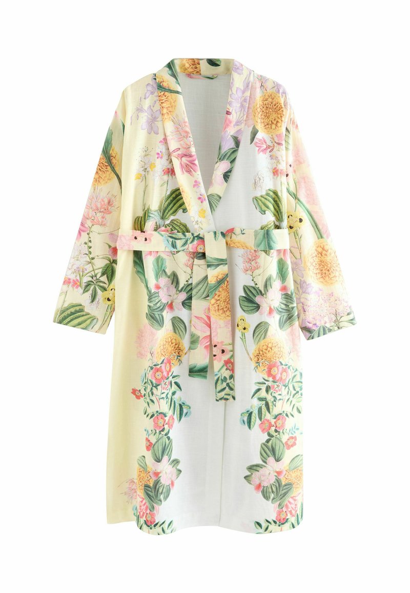 Cvjetni kimono od lagane tkanine, s žutom pozadinom i ružičastim i zelenim cvjetnim uzorcima, otvorenog prednjeg dijela i sa pojasom.