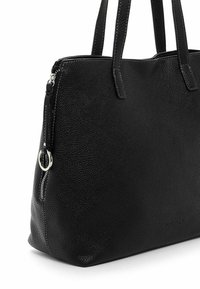 Sac en cuir noir avec surface texturée, double poignées et fermeture à glissière sur un côté avec un accent en métal argenté.