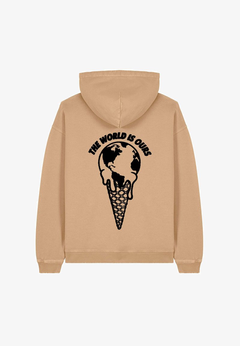 Un hoodie beige avec un design graphique d'un globe en train de fondre sur un cône. Le texte au-dessus dit "LE MONDE EST À NOUS" en lettres noires en gras.