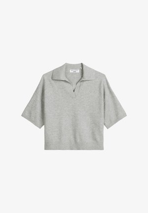 Gaiši pelēks īsajām piedurknēm polo džemperis ar V-veida izgriezumu un ribotu apakšmalu. Izgatavots no adītas auduma, ar strukturētu apkakli.