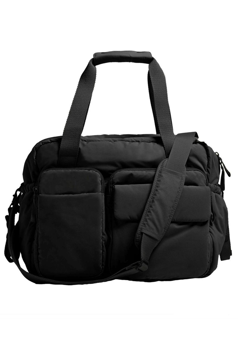 Borsa duffel nera imbottita con manici superiori, una tracolla regolabile e diverse tasche frontali con zip e patte.