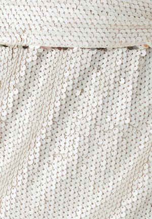 Tessuto bianco con paillettes disposte in dischi circolari sovrapposti, disposti in righe orizzontali. La texture è liscia con una leggera lucentezza.