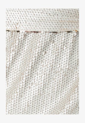 Hvidt pailletstof med cirkulære skiver arrangeret i overlappende, vandrette rækker. Teksturen er glat med en let glans.