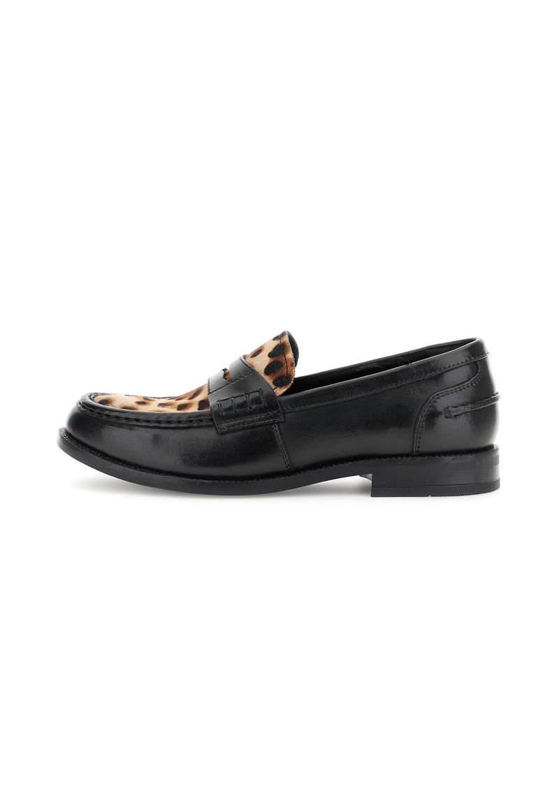 Svarta läderloafers med en leopardmönstrad kalvskinnsdekoration fram. Har en låg klack och detaljerad sömnad på kroppen.