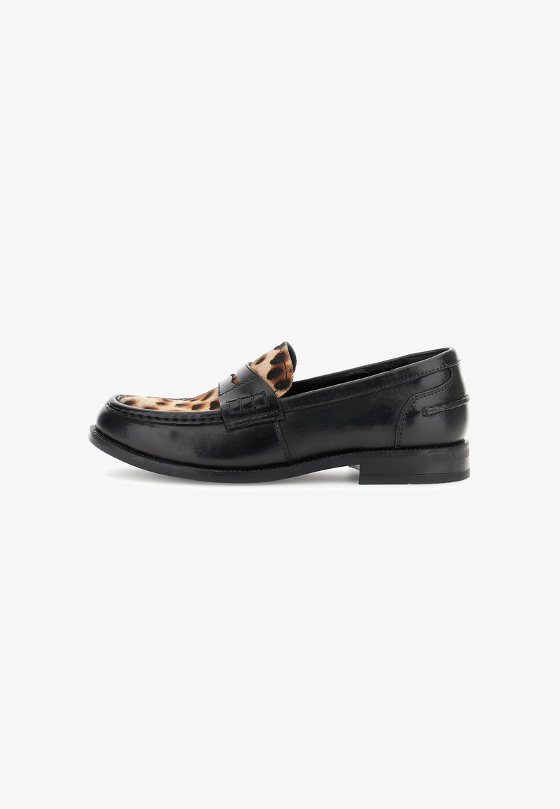 Svarta läderloafers med en leopardmönstrad kalvskinnsdekoration fram. Har en låg klack och detaljerad sömnad på kroppen.