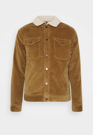 Chaqueta de pana marrón con cuello de sherpa blanco, botones metálicos a presión en la parte delantera y dos bolsillos en el pecho con botón, mangas largas, estilo casual.