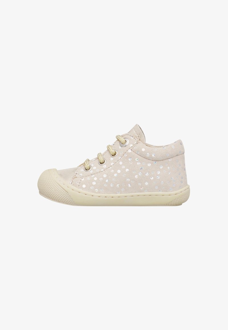 Beige peutersneaker met zilveren polkadots, gouden veters en een geribbelde rubberen neuskap en zool.