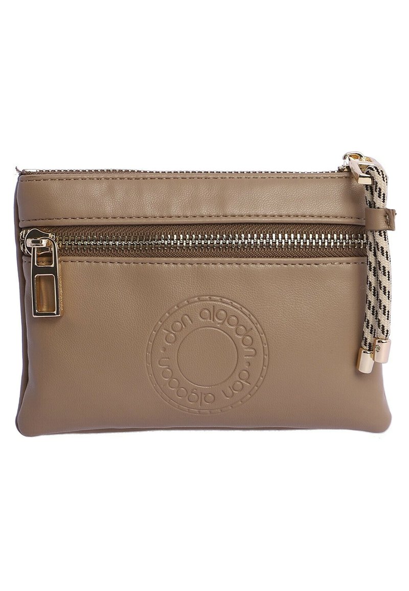 Bolso de cuero beige con una superficie texturizada, que cuenta con un zipper dorado y una correa tejida. Logo grabado centrado en la parte delantera.