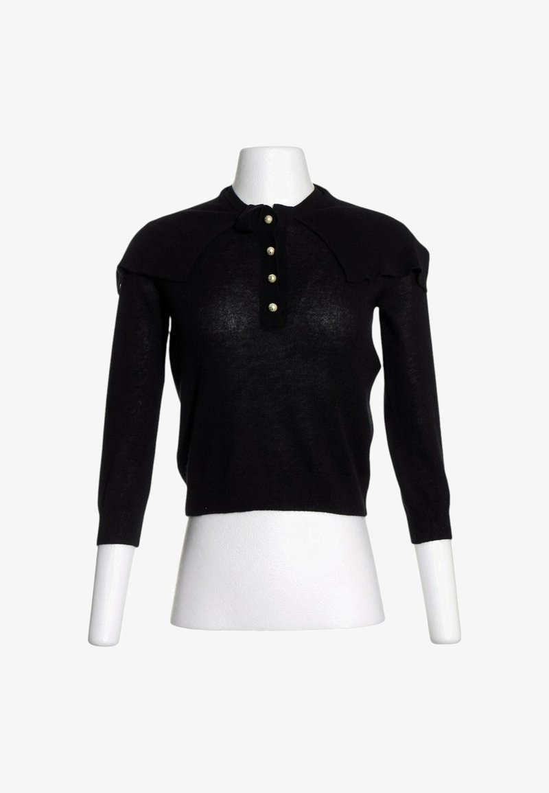 Haut en maille noir à manches longues avec une patte de boutonnage à l'avant comportant quatre boutons imitation perle sur un torse de mannequin blanc.