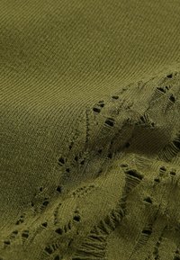 Tessuto lavorato a maglia verde oliva con modelli a coste e simili a pizzo, con dettagli delicati e una consistenza morbida, disposto in pieghe.
