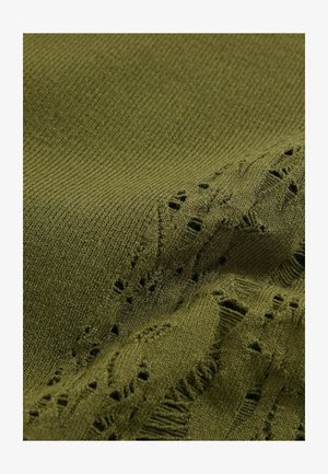 Zielono-oliwkowa dzianina z prążkowanymi i koronkowymi wzorami, z delikatnymi detalami i miękką teksturą, ułożona w fałdy.