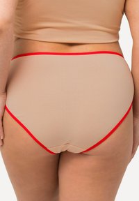 Beige hoge taille ondergoed met rode elastische afwerking. Gladde textuur, volledige dekking ontwerp, met een subtiele naaddetails aan de achterkant.