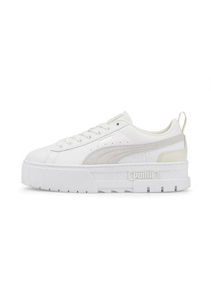 Witte Puma platform sneaker met gestructureerde zool, vetersluiting aan de voorkant, lichtgrijze zijstreep en Puma-logo op de zijkant en zool.