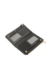 Czarny skórzany portfel z zamkiem błyskawicznym, dwoma przezroczystymi miejscami na identyfikator, wieloma miejscami na karty oraz złotymi akcentami metalowymi.