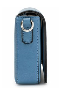 Cartera de cuero azul con una textura suave, que presenta un acento de anillo de metal plateado y detalles de borde negro en contraste. Forma rectangular compacta.