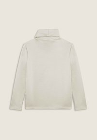 Topa de manga larga beige claro con cuello alto, hecha de una tela suave. Presenta líneas limpias y un detalle de costura minimalista.