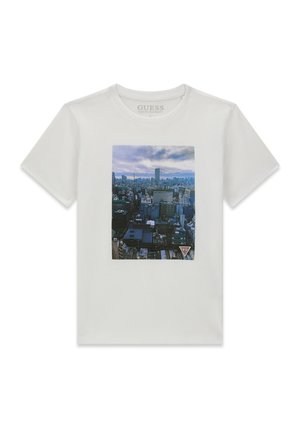 Hvid t-shirt med korte ærmer med foto af en bysilhuet på forsiden og en lille trekantet logo nederst til højre på printet.