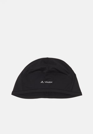Boné preto feito de tecido elástico, com copa curvada, costuras planas e um logotipo branco "Vaude" na parte da frente. Textura suave no geral.
