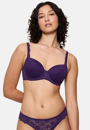 Paarse bh en bijpassende kanten bikini slipjes met gegolfde randen; gladde cupontwerp en kantaccenten bij de band en zijkanten.