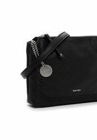 Borsa a tracolla nera in pelle con una tracolla a catena, dotata di una texture intrecciata, chiusura con zip e una targhetta del logo in argento.